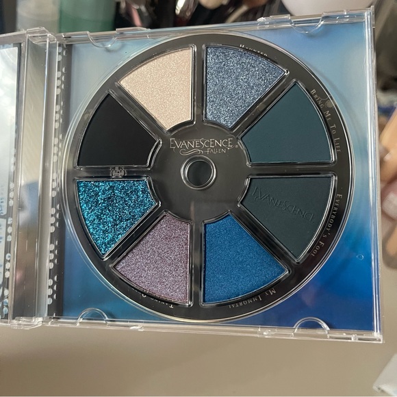 Evanescence Fallen Exclusive HipDot Cosmetics Eyeshadow Palette - Picture 3 of 10
